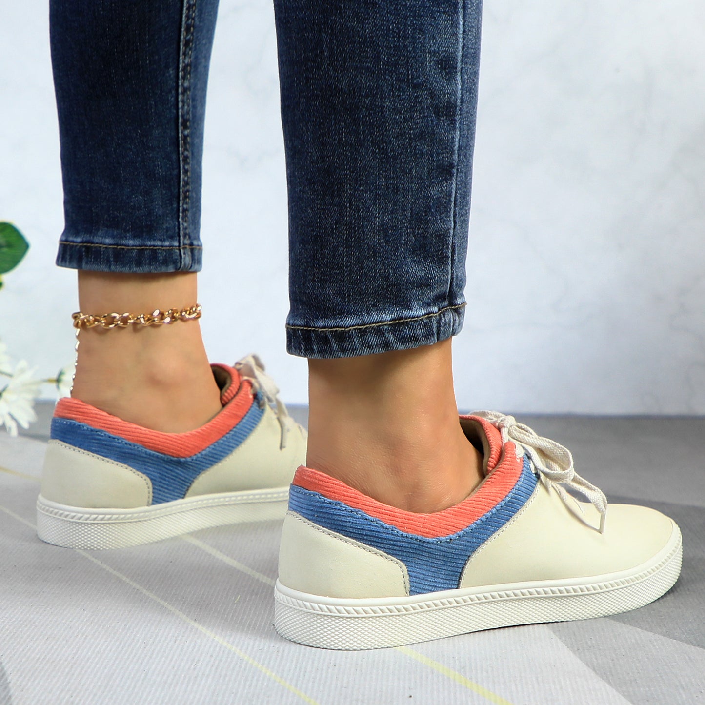 Women's Sneakers - Stylish leather flats with arch support for all-day walking