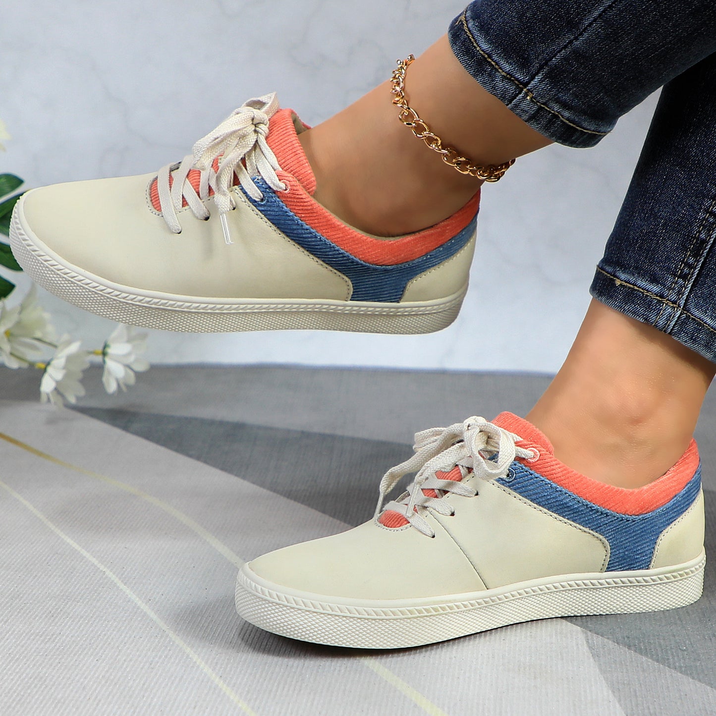 Women's Sneakers - Stylish leather flats with arch support for all-day walking