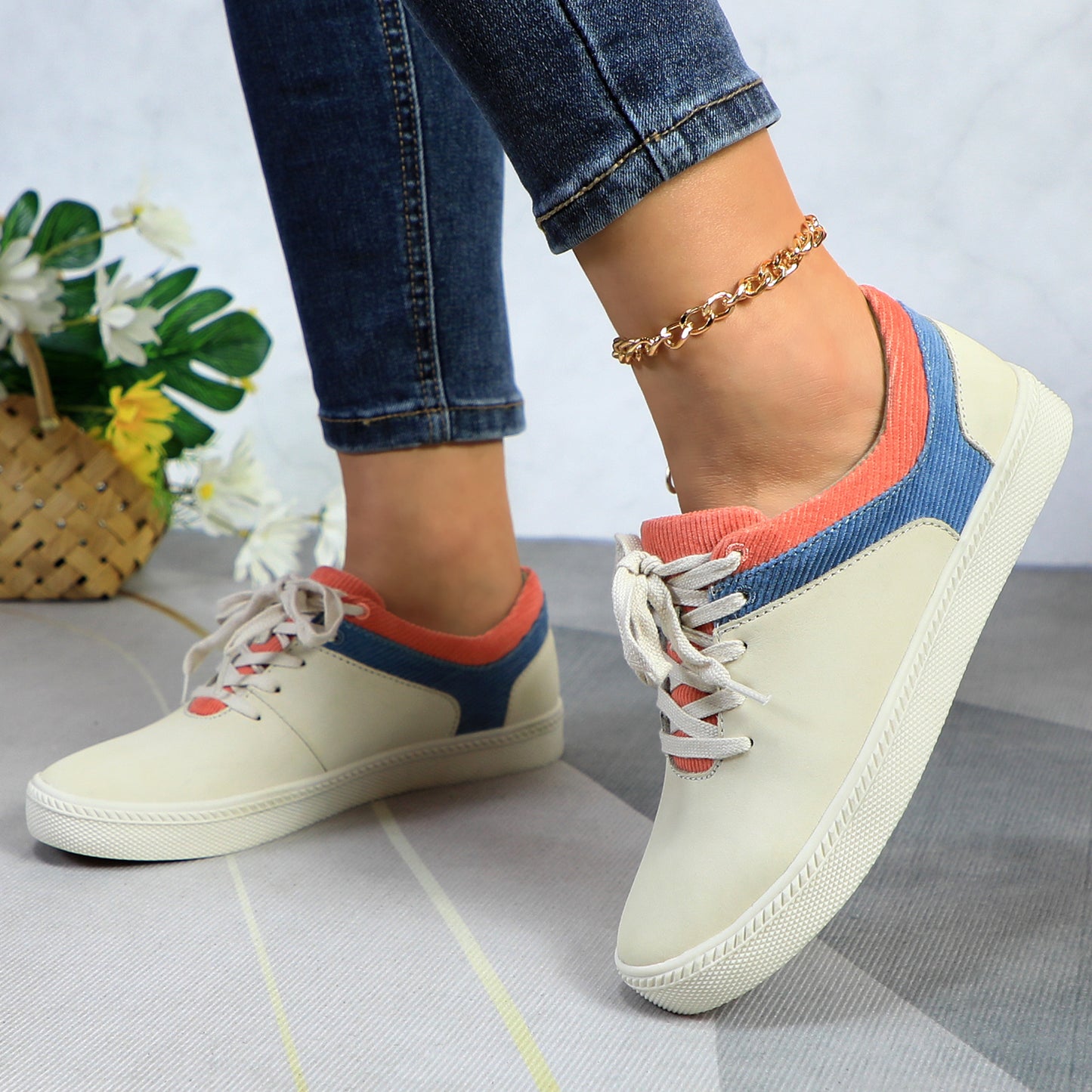 Women's Sneakers - Stylish leather flats with arch support for all-day walking