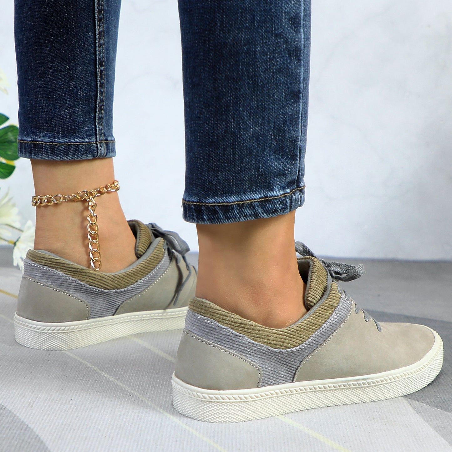 Women's Sneakers - Stylish leather flats with arch support for all-day walking