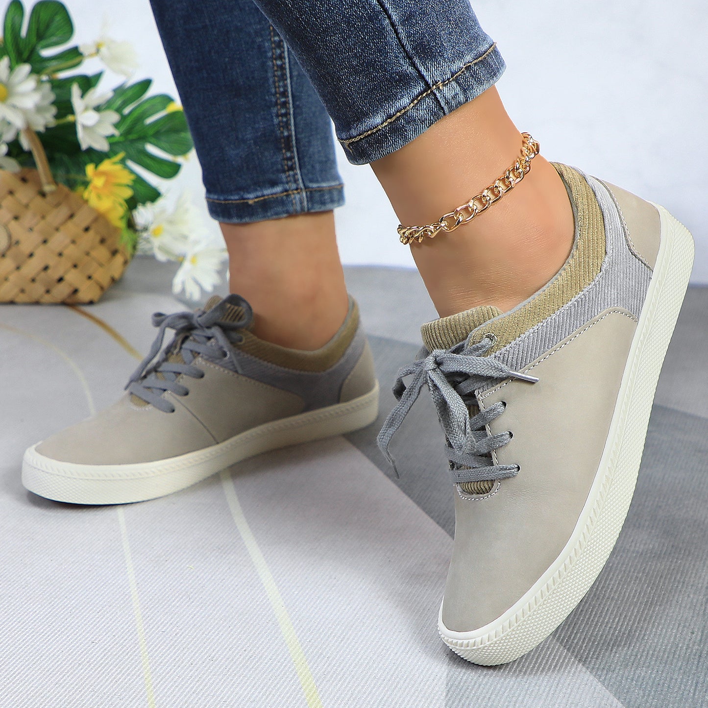 Women's Sneakers - Stylish leather flats with arch support for all-day walking