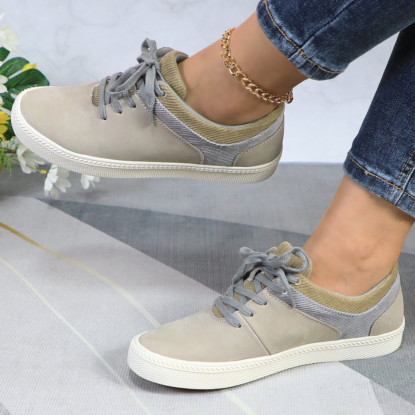 Women's Sneakers - Stylish leather flats with arch support for all-day walking